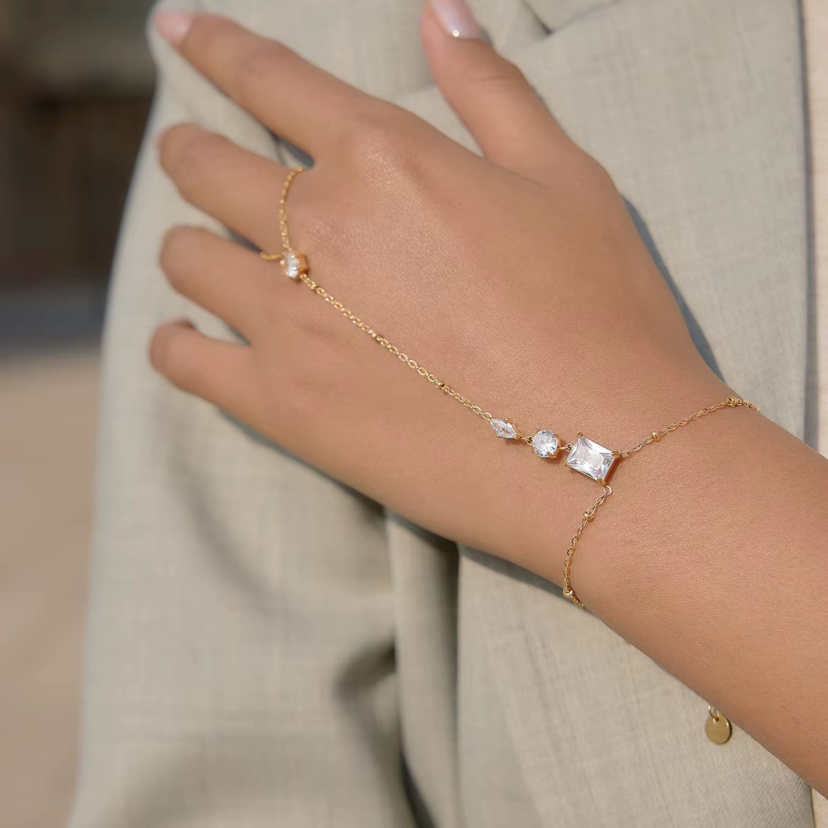 ALBA Fingerarmband an der Hand