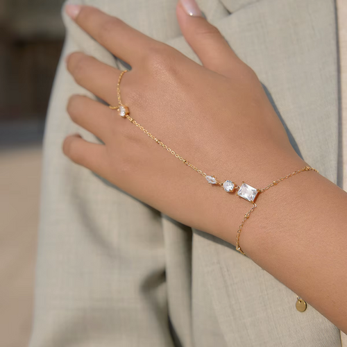 ALBA Fingerarmband an der Hand