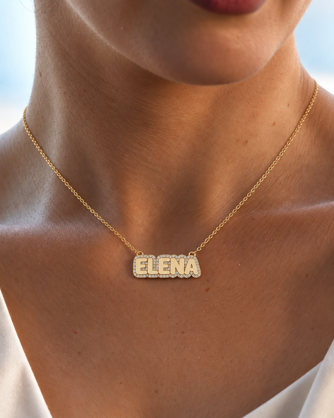 BUBBLY Namenshalskette Gold am Modell, Beispiel ELENA