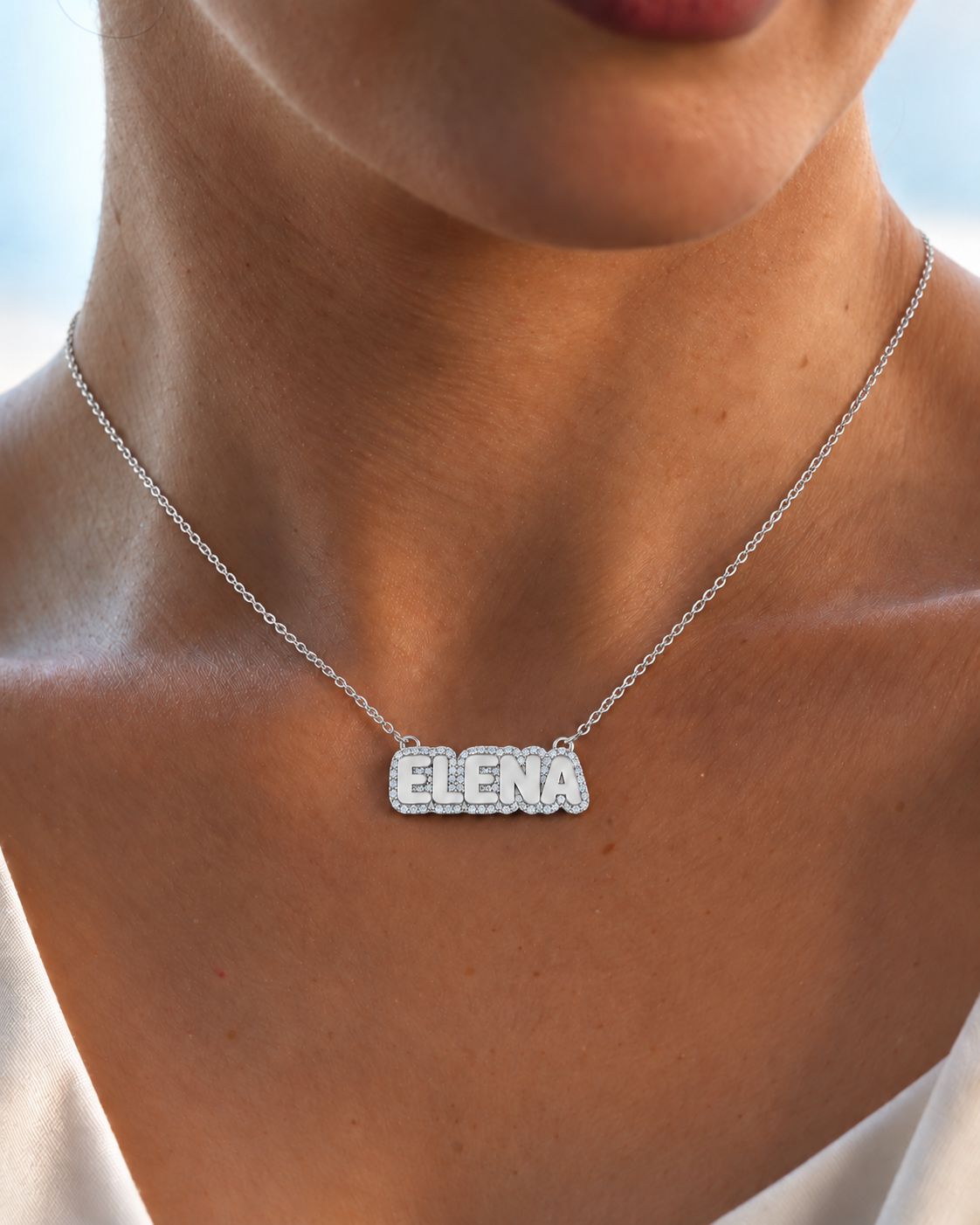 BUBBLY Namenshalskette Silber am Modell, Beispiel ELENA