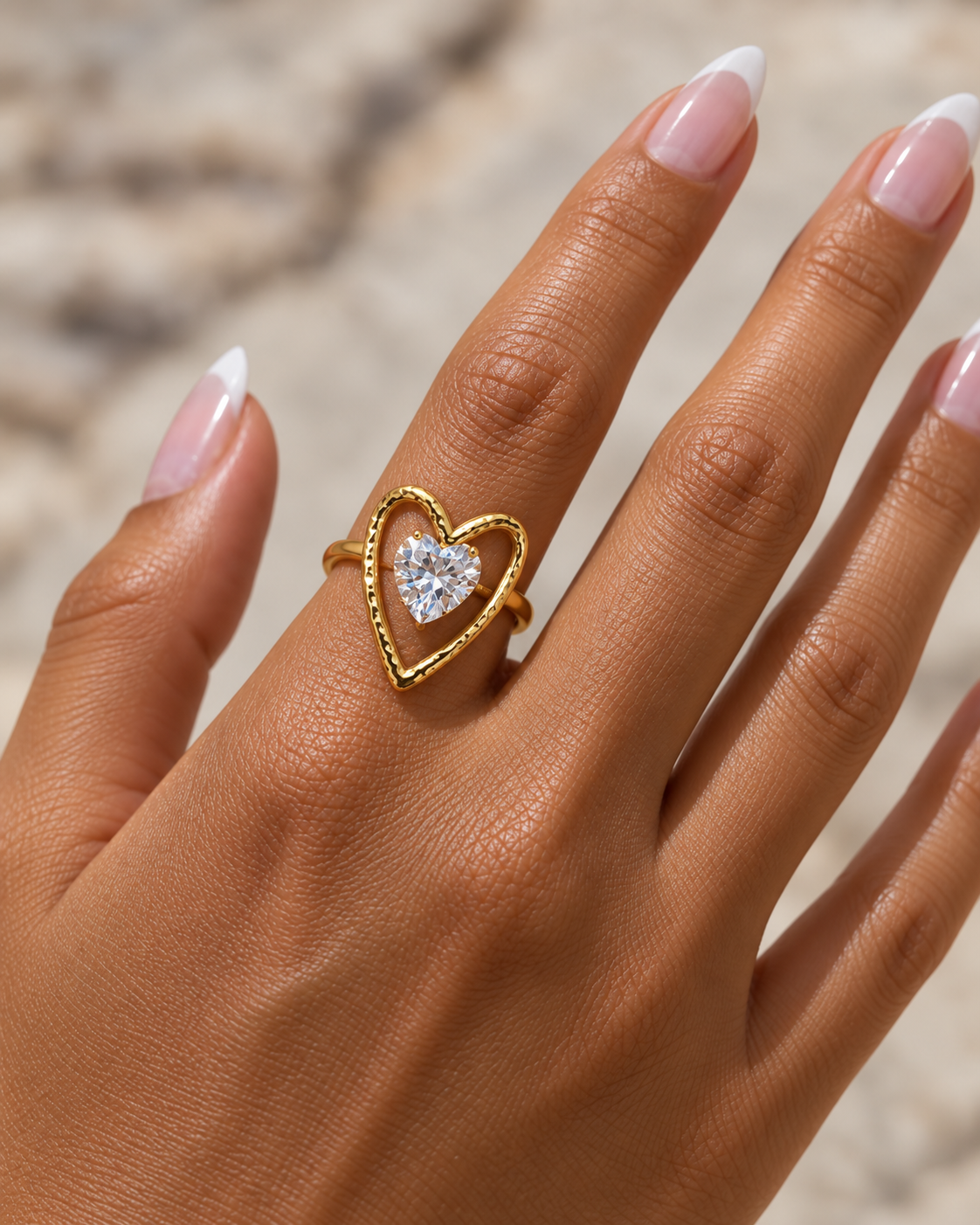 CUPIDO Ring an einer Hand