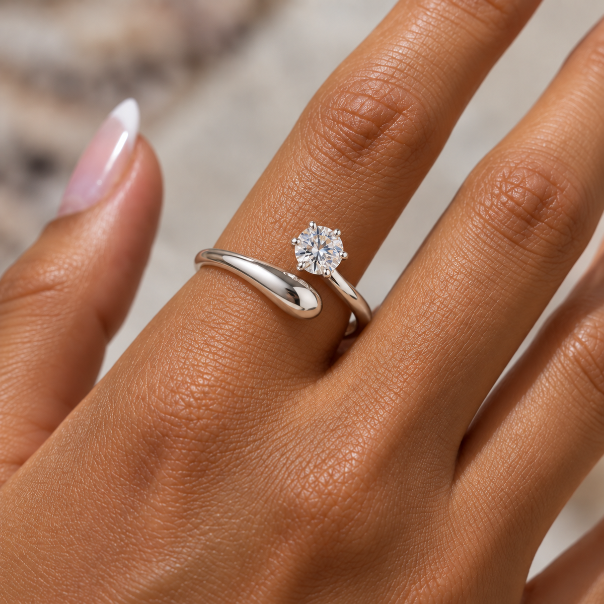 ETERNA Ring aus 925 Sterlingsilber mit Moissanit am Handmodell