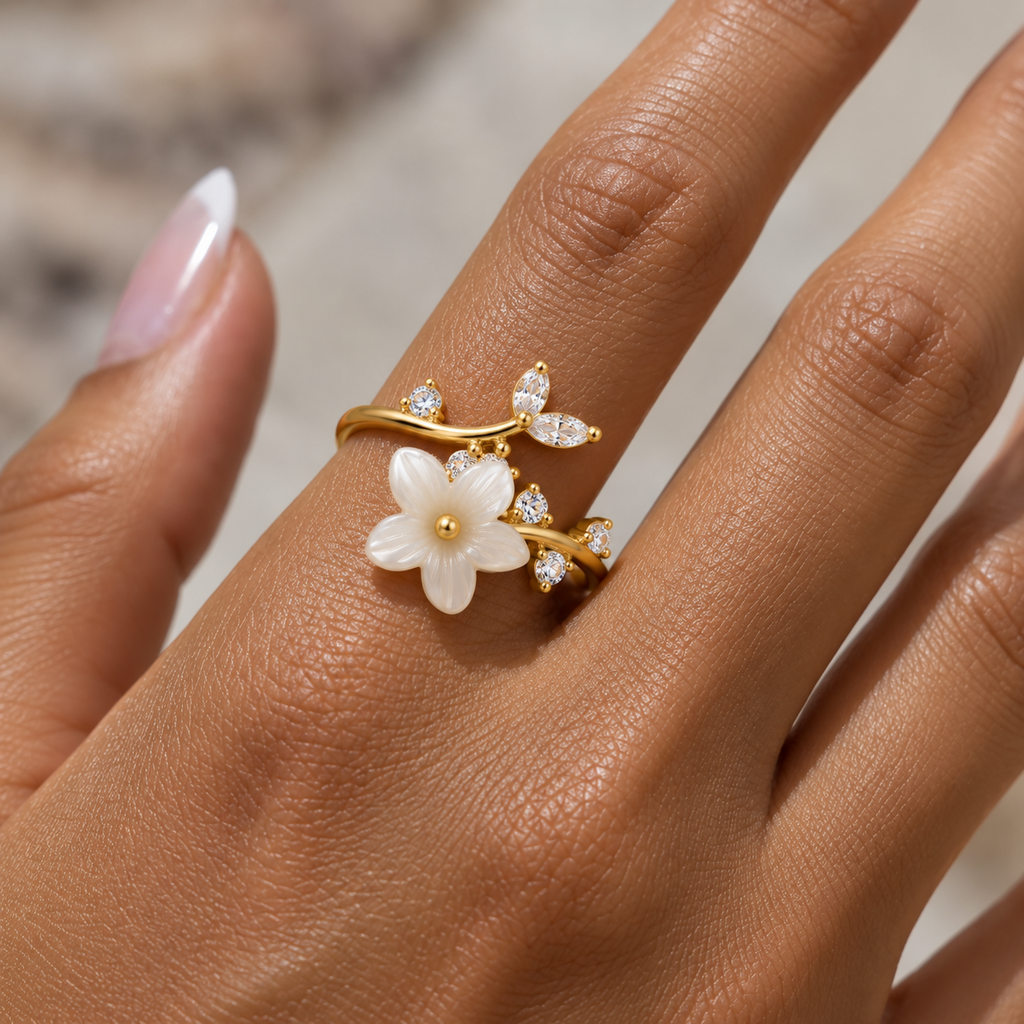 Flora Ring Gold an einer Hand