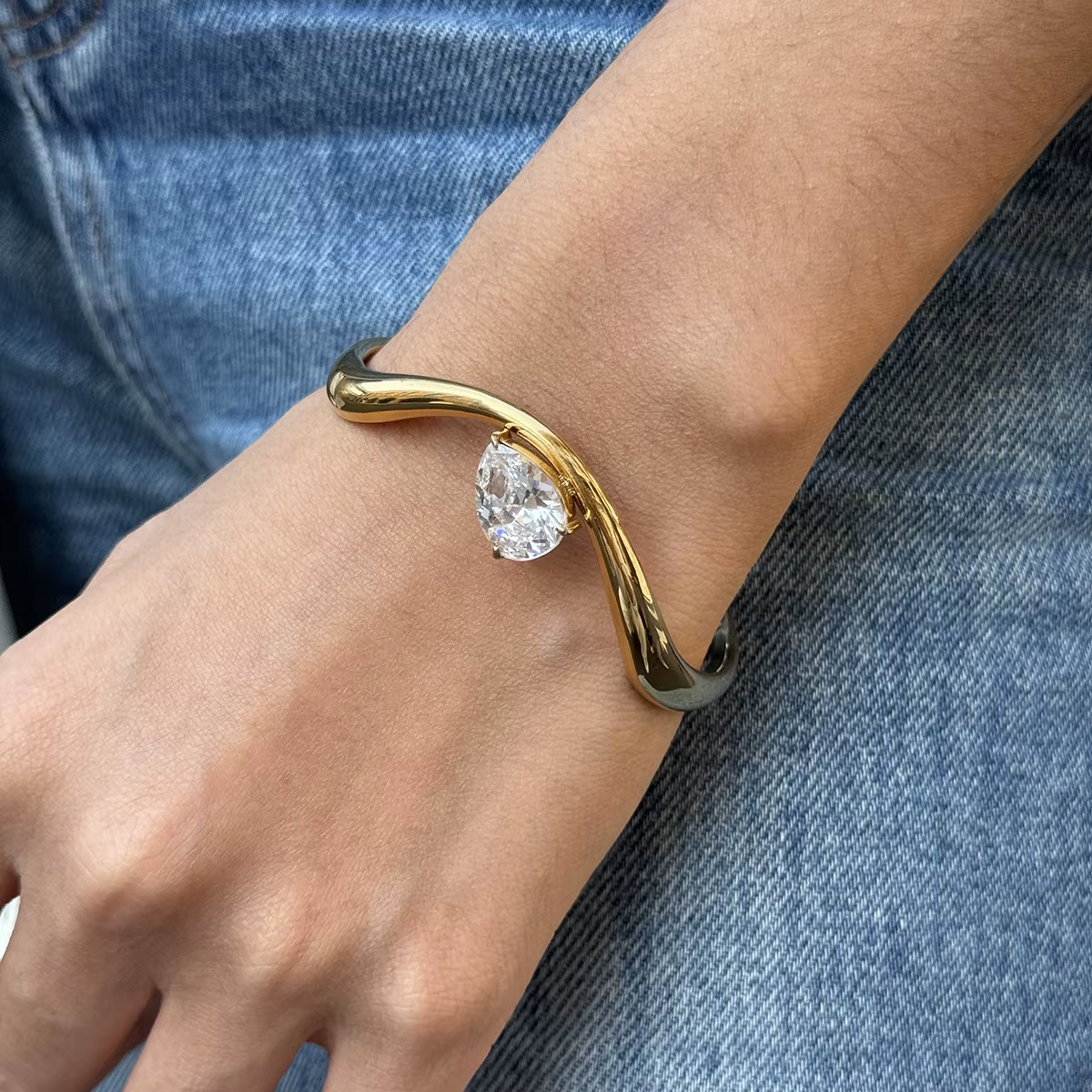 SWAY Armband am Handgelenk